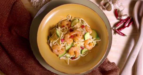 Миска спагетті з креветками огірок і гострий перець чилі — стокове відео