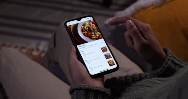 Muž objednávající jídlo na mobilní telefon aplikace doma — Stock video