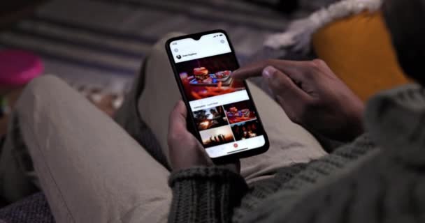 Мужчина поставил как на мобильном телефоне фотоприложение дома — стоковое видео