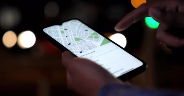 Man bestellen taxi op mobiele telefoon app op straat — Stockvideo