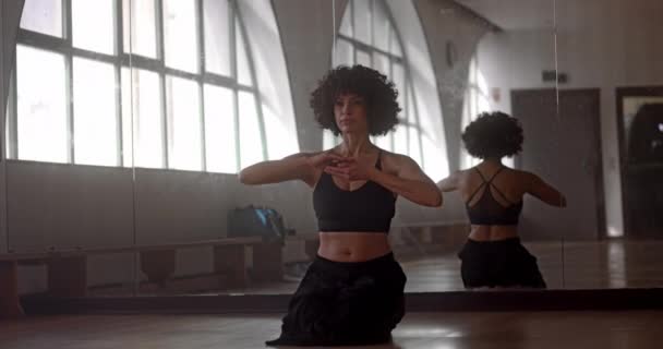 Mulher negra fazendo meditação de ioga no estúdio — Vídeo de Stock