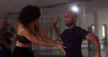 Dans hocası. Stüdyoda dans sınıfında öğrenci formunu ayarlıyor.