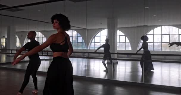Professor e alunos girando durante o ensaio de dança em estúdio — Vídeo de Stock