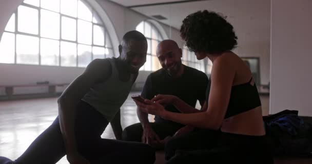 Professor mostrando vídeo no smartphone para estudantes em estúdio de dança — Vídeo de Stock