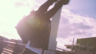 adam kızı öper ve spin