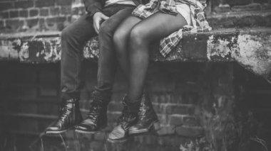 adam ve kenarında oturan kız