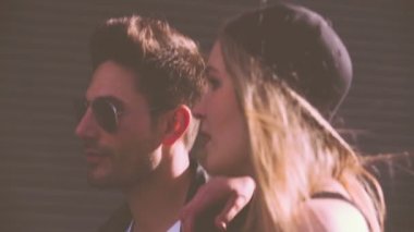 hipster arkadaş, birlikte sokakta yürümek