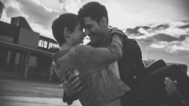 Onlar romantik bir an gibi kız arkadaşı kollarında tutan adam