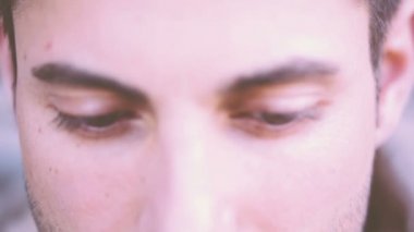 genç adamın gözleri yakın çekim