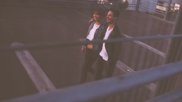 屋上に一緒に歩くカップル — ストック動画