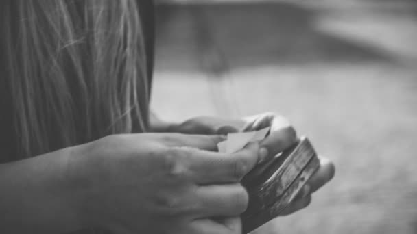 Menina rola um cigarro — Vídeo de Stock