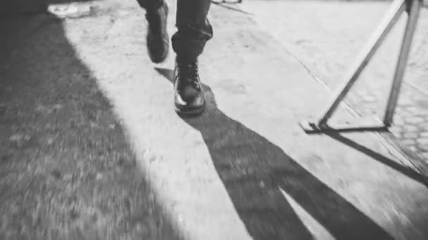 Homem Caminhando na área urbana usando botas — Vídeo de Stock