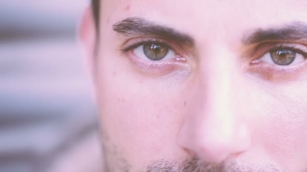 Detail na oči mladého muže — Stock video