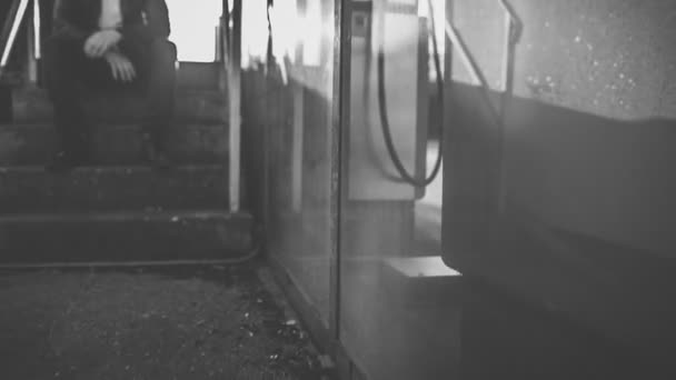 Grunge sokakta oturan adam — Stok video