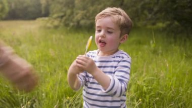 Ona verilen renkli lolipop yiyen çocuk