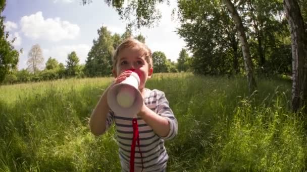 Liten pojke tillkännagivande med högtalare — Stockvideo