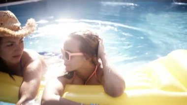 havuzda takılmaya arkadaşlar