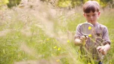 Çocuk Parkı büyüteç ile araştırıyor