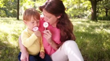Anne ve oğlu lolipop zevk
