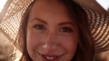 buğday alanında gülen kız