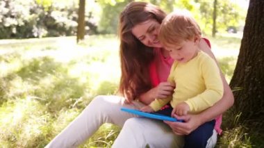 Anne ve çocuk ile tablet