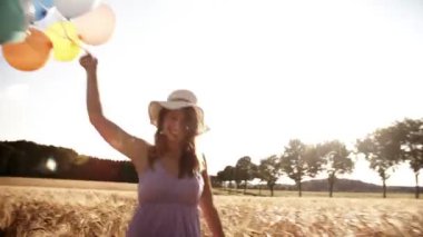 Kız buğday alanı yürüyüş