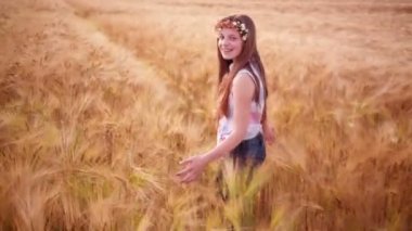 genç kız gününü buğday alanları