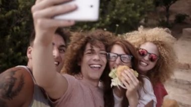 arkadaşlar selfie hamburger ile alma