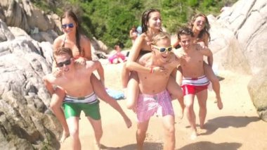 plajda eğlenmek arkadaşlar