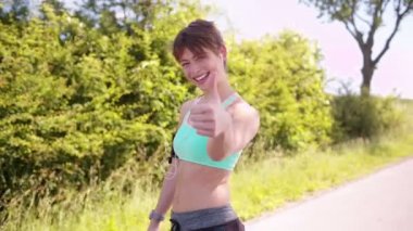 başparmak gösterilen kadın