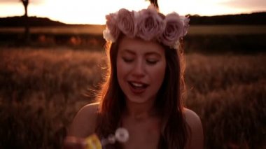 Baloncuk çıkaran kız