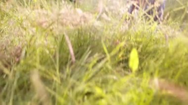 Çocuk kucaklayan anne