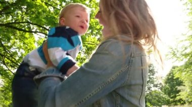 Annesi kaldırma çocuk parkı