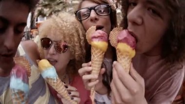 dondurma yiyen arkadaş