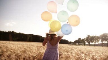 buğday alanında çalışan kız