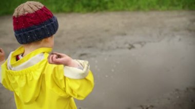 Dışarıda oynarken küçük çocuk