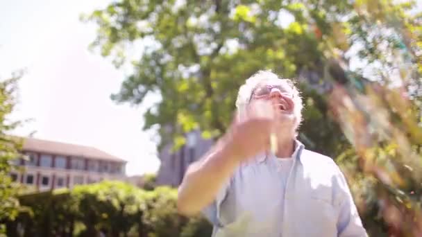 Starší muž se těší konfety — Stock video