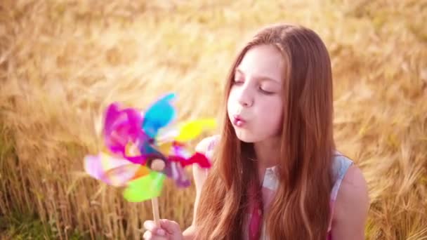 Jovem brincando com Pinwheel — Vídeo de Stock