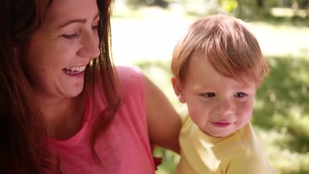 Mamá con hijo en parque — Vídeos de Stock