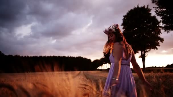 Femme tourbillonnant dans le champ de blé — Video