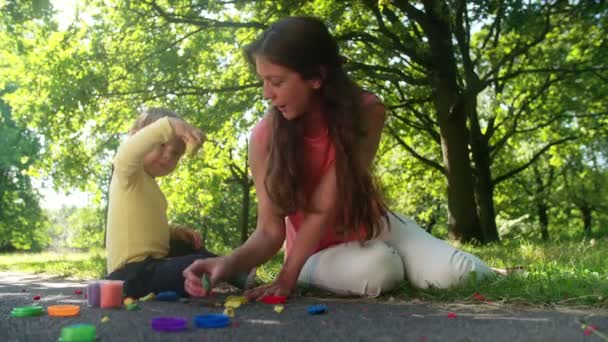 Γυναίκα και μικρών παιδιών, χρησιμοποιώντας πλαστελίνη — Αρχείο Βίντεο