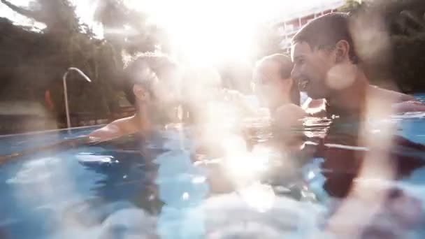 Przyjaciele w basenie — Wideo stockowe