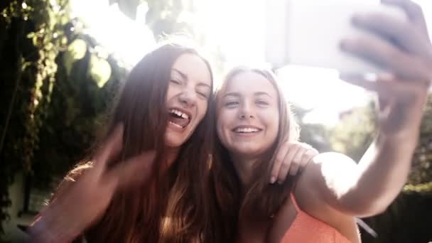 Beste Freunde beim Selfie — Stockvideo