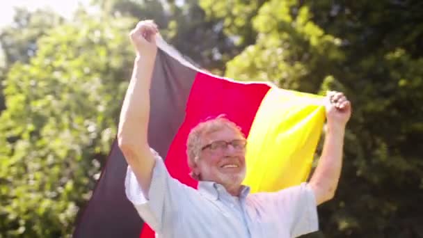 Viejo con bandera alemana — Vídeo de stock