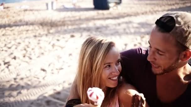 Pareja teniendo helado en la playa — Vídeos de Stock