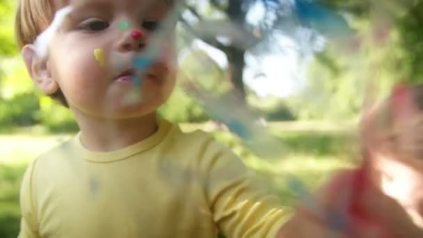 Niño pequeño pintando — Vídeo de stock