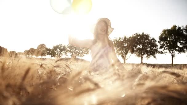 Счастливая девушка на пшеничном поле — стоковое видео