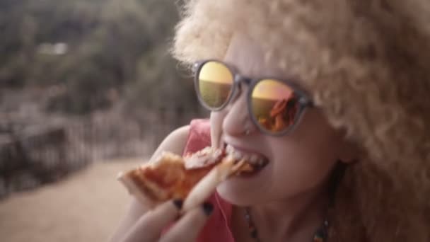 Flicka äter pizza — Stockvideo