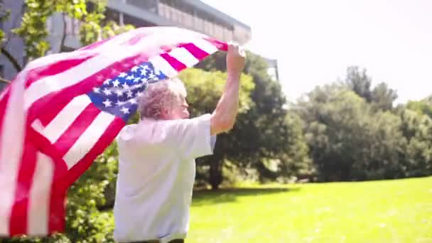 Starý muž s usa vlajka — Stock video