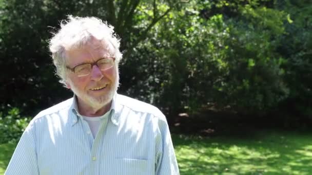 Hombre mayor sonriendo en el parque — Vídeo de stock